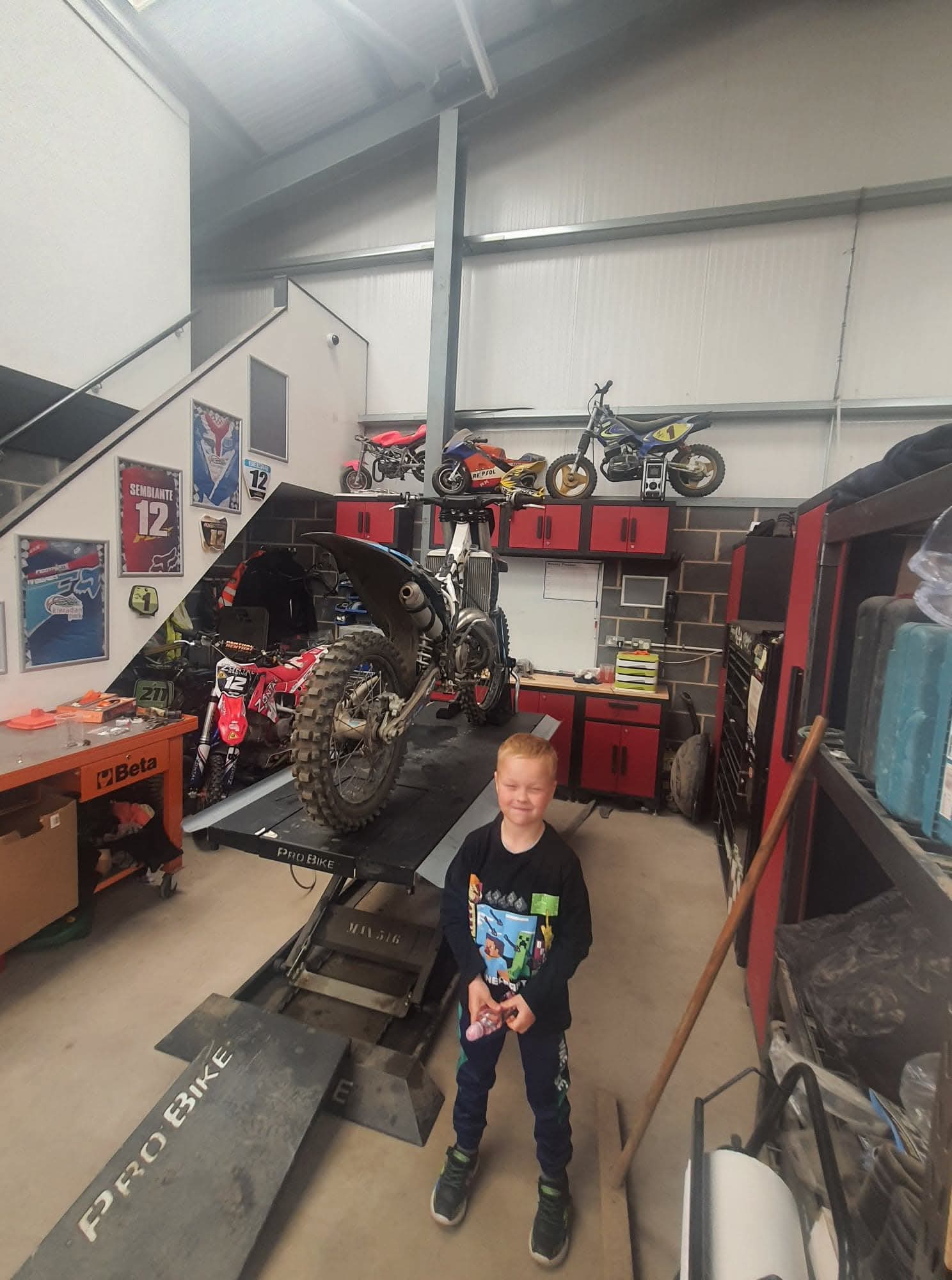 Młody pasjonat w warsztacie motocyklowym